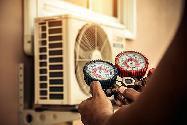 Professional Hvac technician working in Sardis, MS